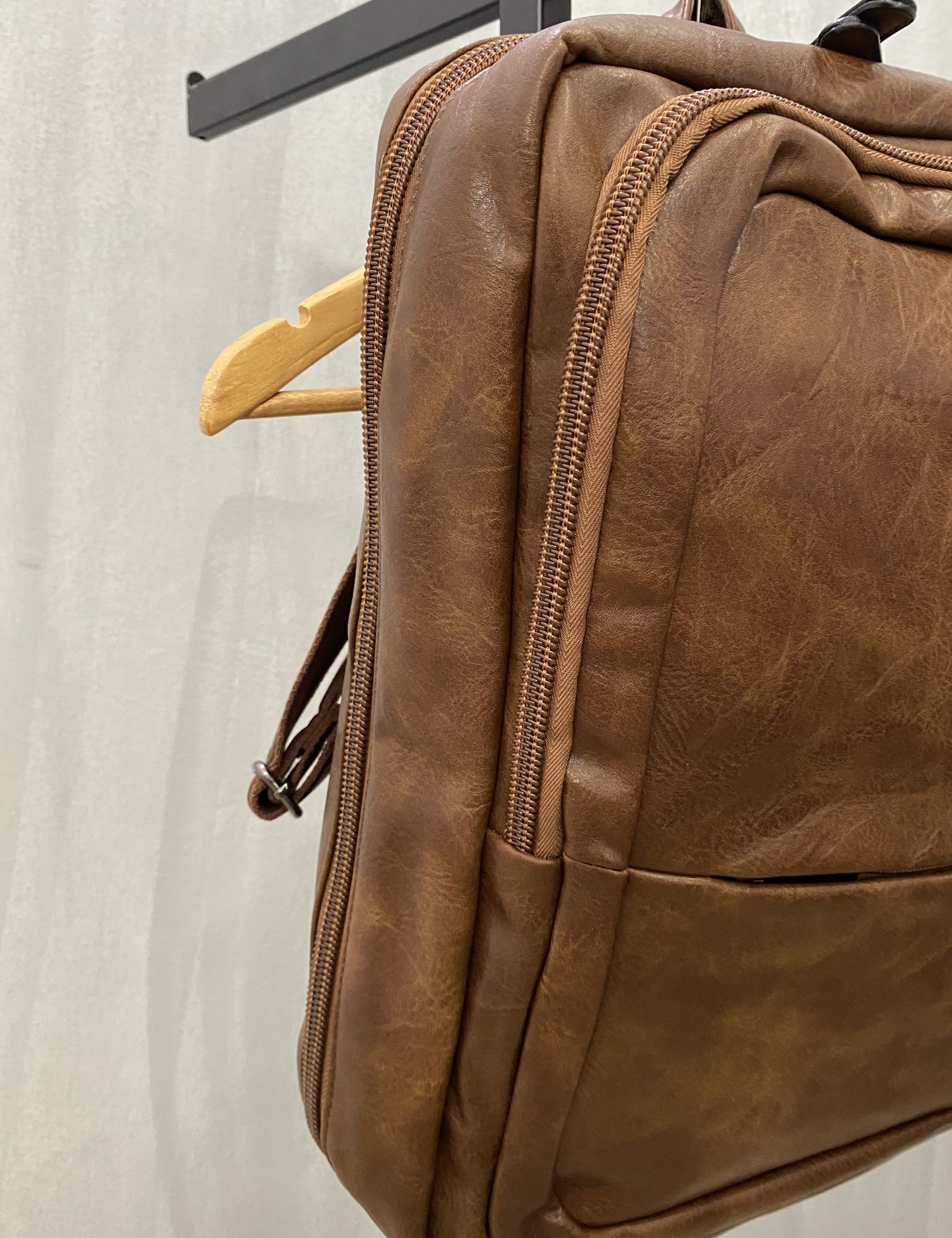 Ανδρική καφέ τσάντα πλάτης και χειρός PB1620 φωτογραφία